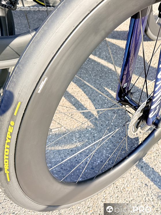 Tifo da stadio, monocorona e molto altro alla Milano-Sanremo 2026