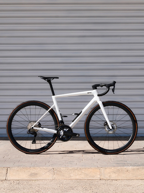 BMC amplia la famiglia della sua bici più rappresentativa, la Teammachine SLR