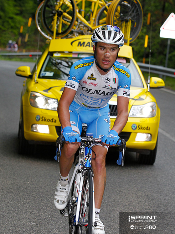 Stortoni, classe 1985, passò professionista nel 2009. Qui all'attacco a Sassotetto nel 2010