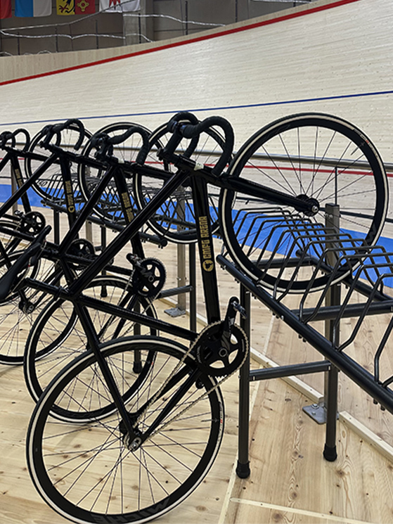 L'Arena di Sigirino mette a disposizione anche equipaggiamento completo: bici, scarpe, caschi e pedali