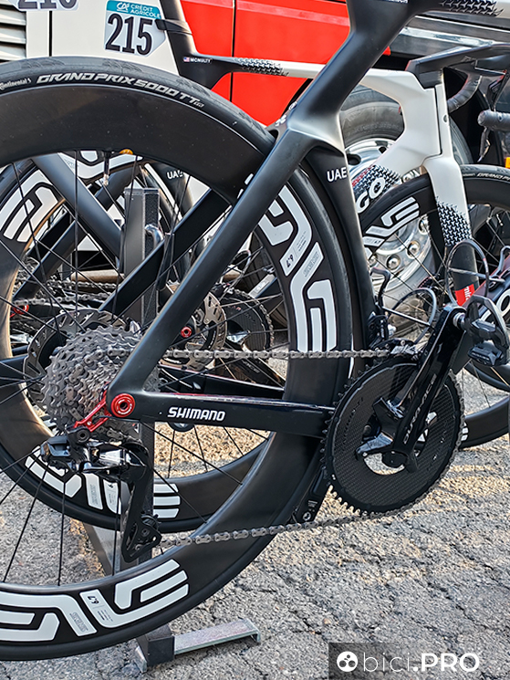 Tifo da stadio, monocorona e molto altro alla Milano-Sanremo 2026