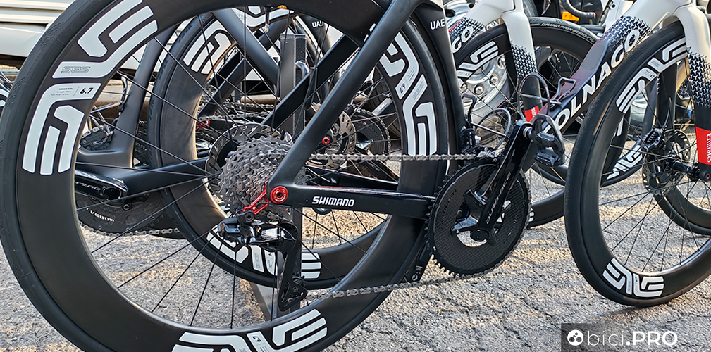 Tifo da stadio, monocorona e molto altro alla Milano-Sanremo 2026