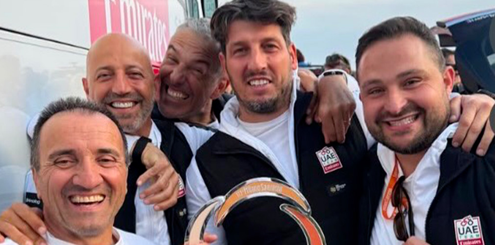Foto di festa in casa UAE. Da sinistra Borselli, Matxin, Agostini e i massaggiatori Marini e Lima (immagine Instagram)