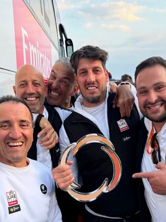 Foto di festa in casa UAE. Da sinistra Borselli, Matxin, Agostini e i massaggiatori Marini e Lima (immagine Instagram)