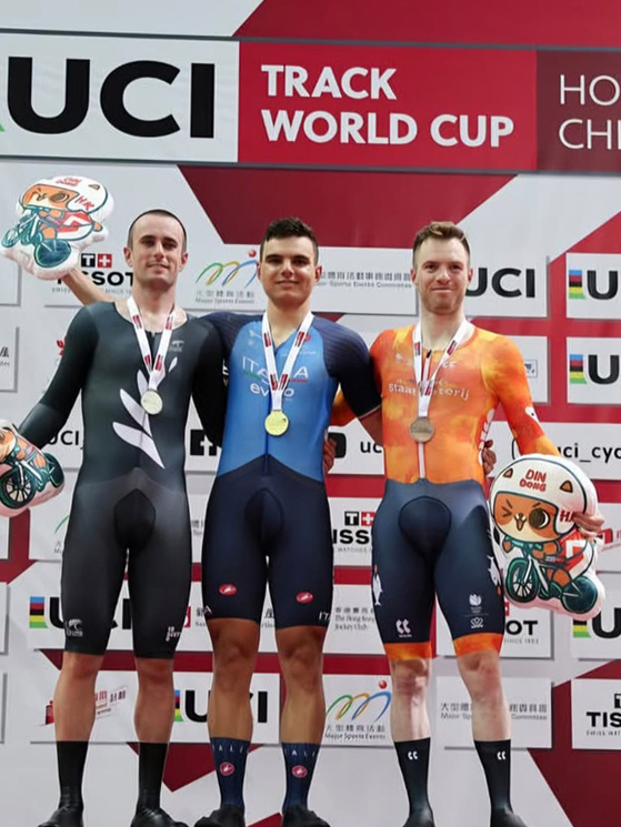 Il podio finale dell'eliminazione con Fiorin fra Sexton (NZL, 2°) e Havik (NED, 3°)