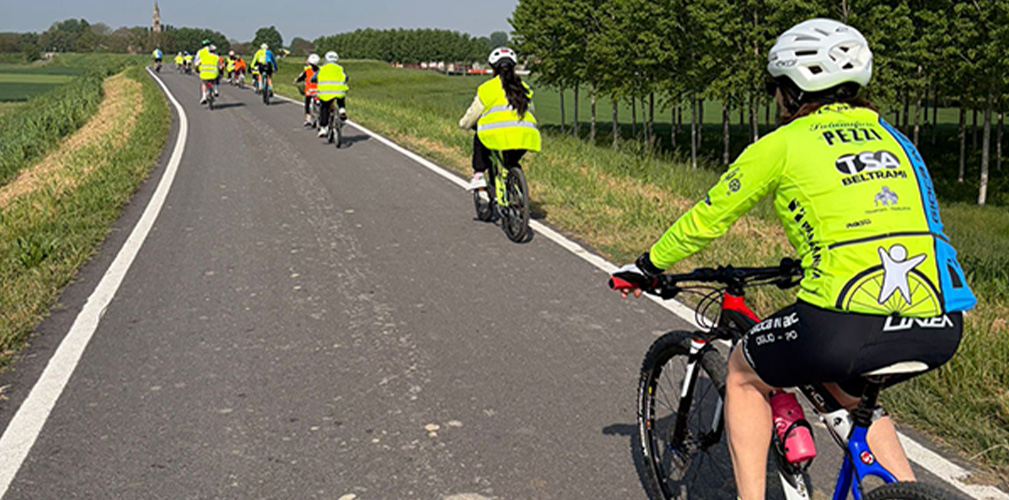 Accompagnati dai tecnici della Gioco in Bici Oglio Po, gli scolari di elementari e medie hanno pedalato sulla Ciclovia VenTo