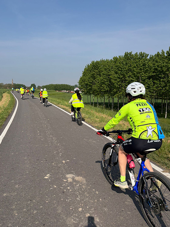 Accompagnati dai tecnici della Gioco in Bici Oglio Po, gli scolari di elementari e medie hanno pedalato sulla Ciclovia VenTo