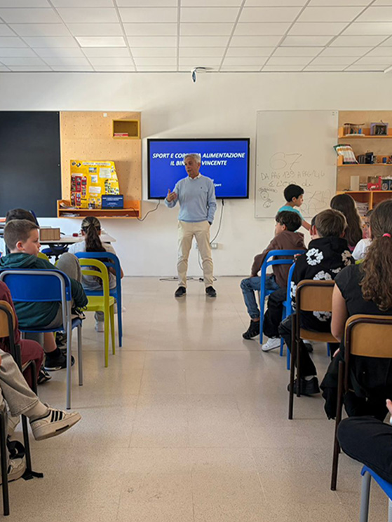 Il progetto portato nelle scuole è durato tre giorni, con una lezione di un medico sulla corretta alimentazione (foto Gioca in Bici Oglio Po)