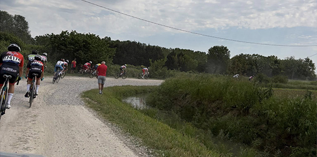 I 1300 metri di strade bianche sono stati affrontati solo da allievi e allieve negli ultimi due giri del circuito, facendo la differenza
