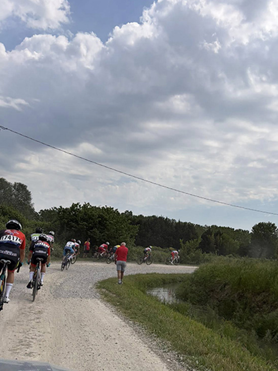 I 1300 metri di strade bianche sono stati affrontati solo da allievi e allieve negli ultimi due giri del circuito, facendo la differenza