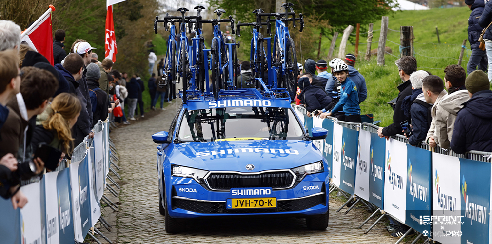 Le auto dell'assistenza tecnica Shimano portano sul tetto le bici con le misure dei favoriti per far fronte agli imprevisti