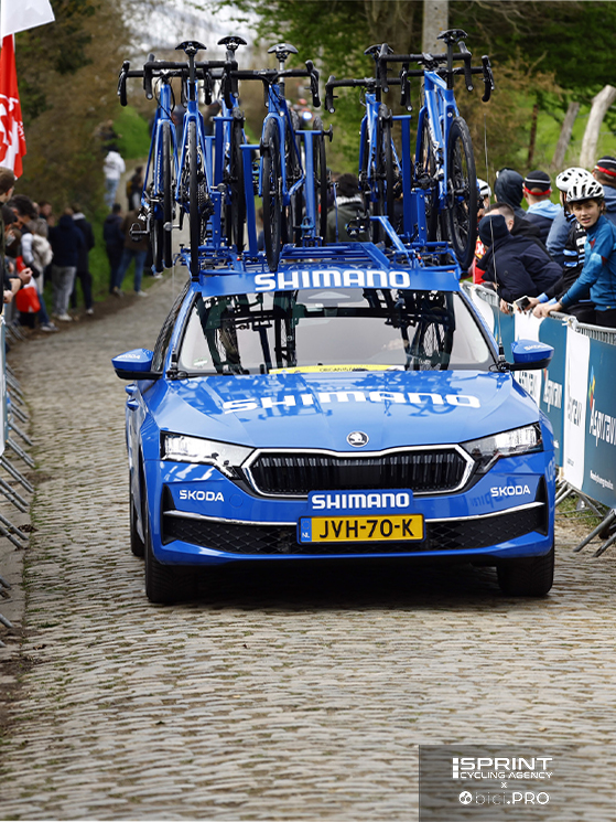 Le auto dell'assistenza tecnica Shimano portano sul tetto le bici con le misure dei favoriti per far fronte agli imprevisti