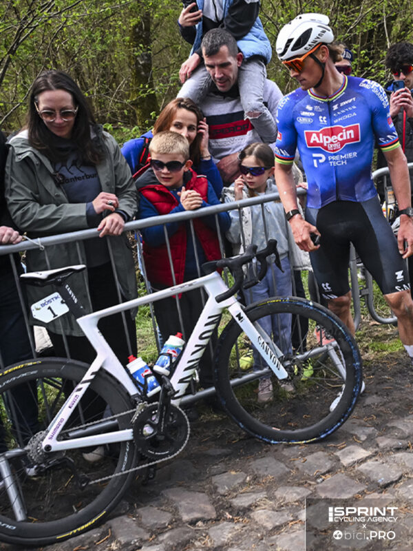 Van Der Poel Roubaix Arenberg 2026