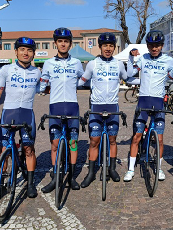 Un giovane Del Toro (seconda da sinistra) nel 2022 al via della gara di Nonantola, al suo primo anno da U23 (foto Vito BernardI)