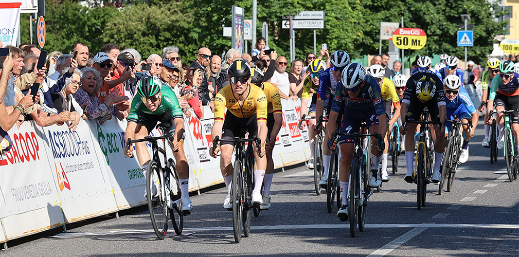 Padovan si lancia verso la vittoria, battendo il belga De Smet e Brandon Fedrizzi (foto Ciclismoblog)