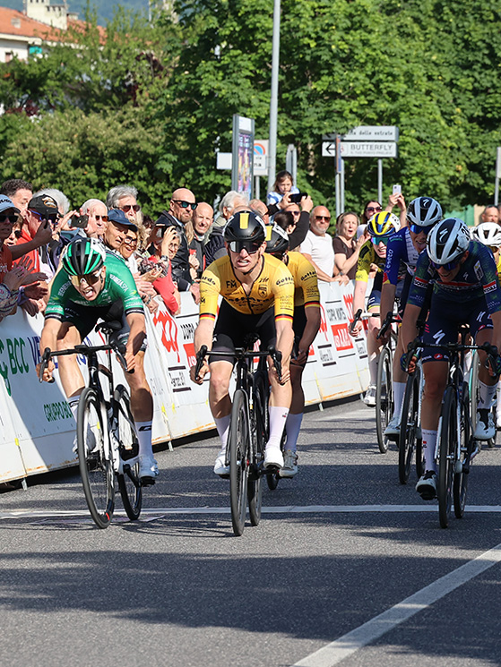 Padovan si lancia verso la vittoria, battendo il belga De Smet e Brandon Fedrizzi (foto Ciclismoblog)
