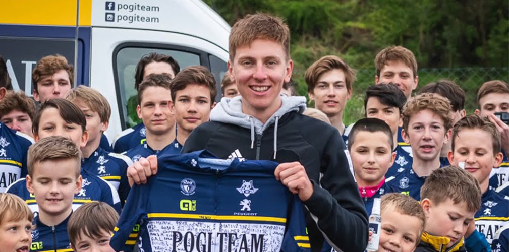 Pogacar con i bambini del team: a fine stagione partecipa sempre al raduno con tutte le categorie