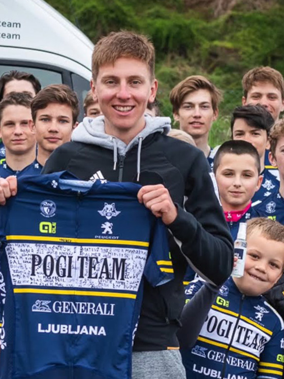 Pogacar con i bambini del team: a fine stagione partecipa sempre al raduno con tutte le categorie