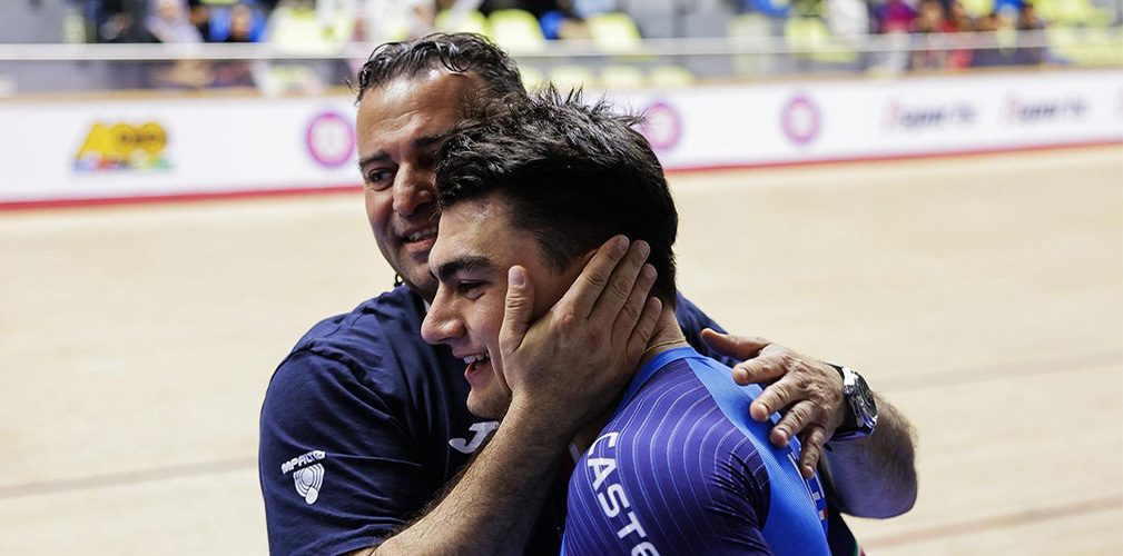 Predomo abbracciato dal cittì Ivan Quaranta dopo la finale vittoriosa con la Cina (foto SWPIX-Cycling)