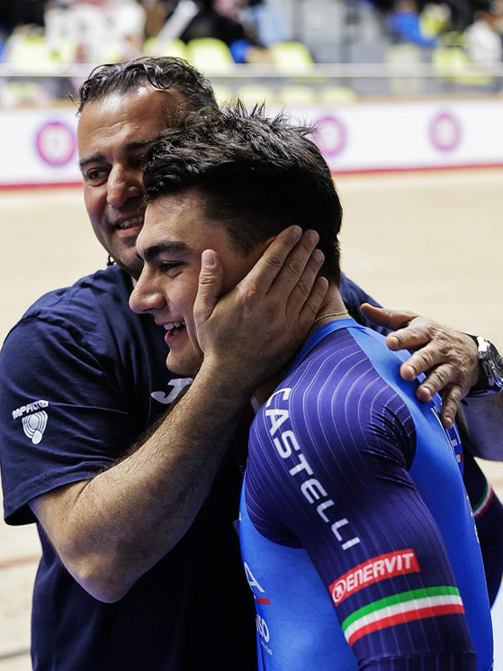 Predomo abbracciato dal cittì Ivan Quaranta dopo la finale vittoriosa con la Cina (foto SWPIX-Cycling)