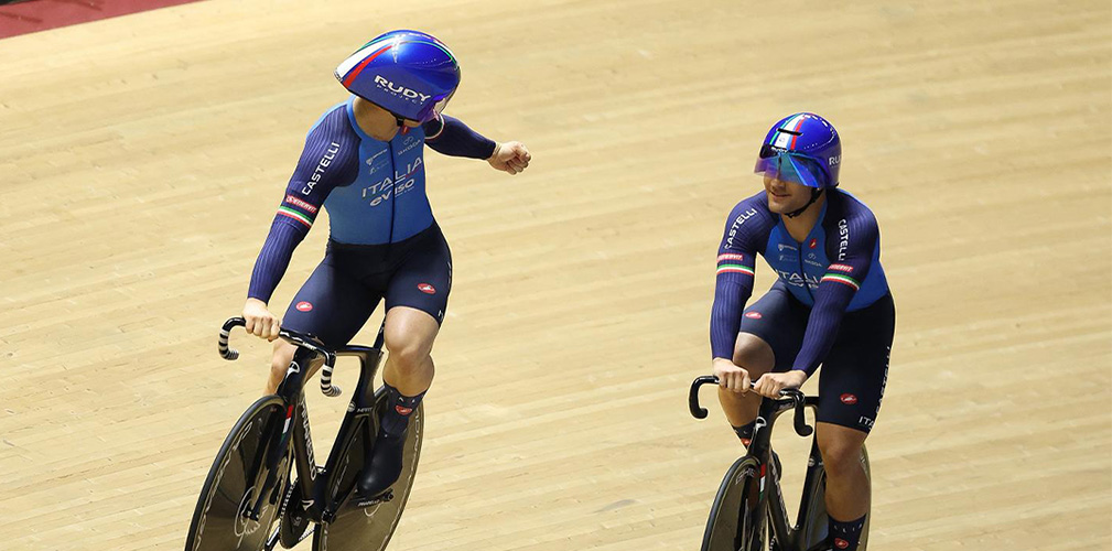 Con Napoletano, il primo ad accogliere Predomo dopo il decisivo terzo giro contro i cinesi (foto SWPIX-Cycling)