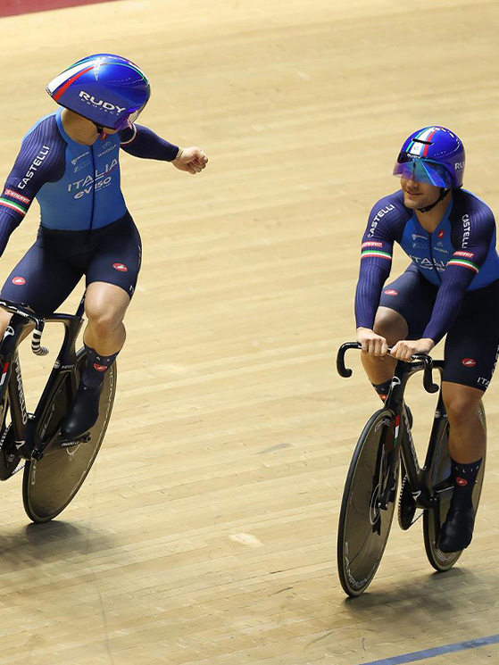 Con Napoletano, il primo ad accogliere Predomo dopo il decisivo terzo giro contro i cinesi (foto SWPIX-Cycling)