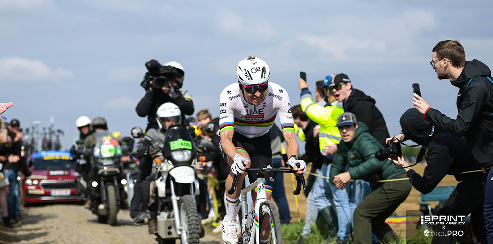 Pogacar sul pavé della Roubaix 2025. Il suo primo approccio è stato notevole, su un terreno poco congeniale