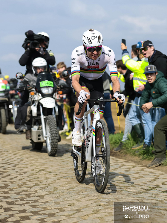 Pogacar sul pavé della Roubaix 2025. Il suo primo approccio è stato notevole, su un terreno poco congeniale