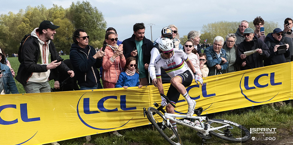 La caduta che ha contraddistinto la prima Roubaix dello sloveno. VDP era libero di volare via...
