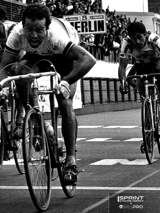 Uno scatto in bianco e nero vecchio di 45 anni: la volata vincente di Hinault, battendo De Vlaeminck e Moser