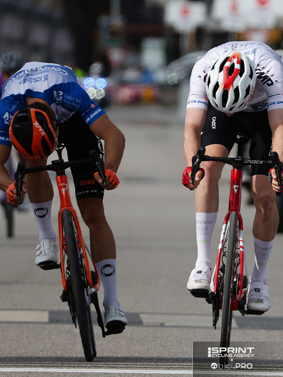 Ultima tappa, sprint a due fra Laurance e Schmid. La spunta l'elvetico e la Settimana è sua