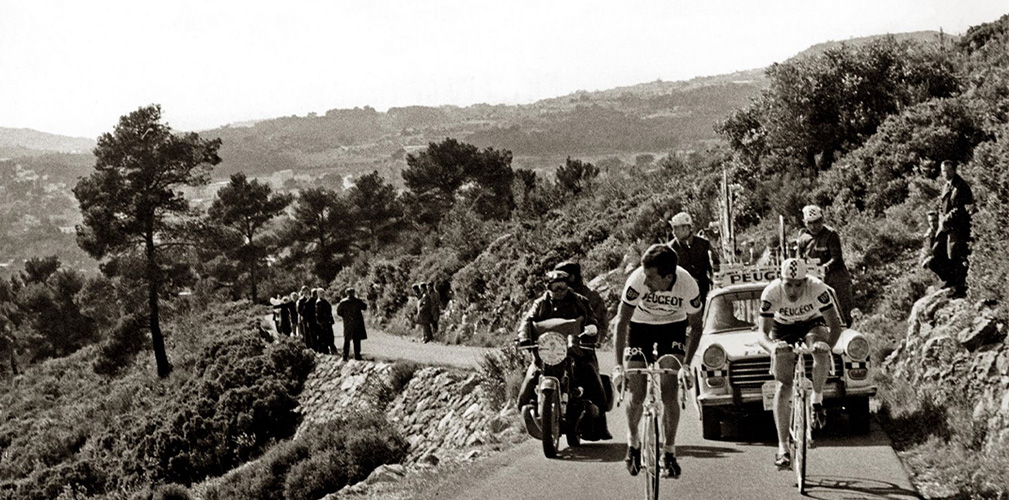 Merckx insieme al compianto Tom Simpson, Parigi-Nizza 1967. Il belga ne vincerà 3 dal 1969 (foto Facebook)