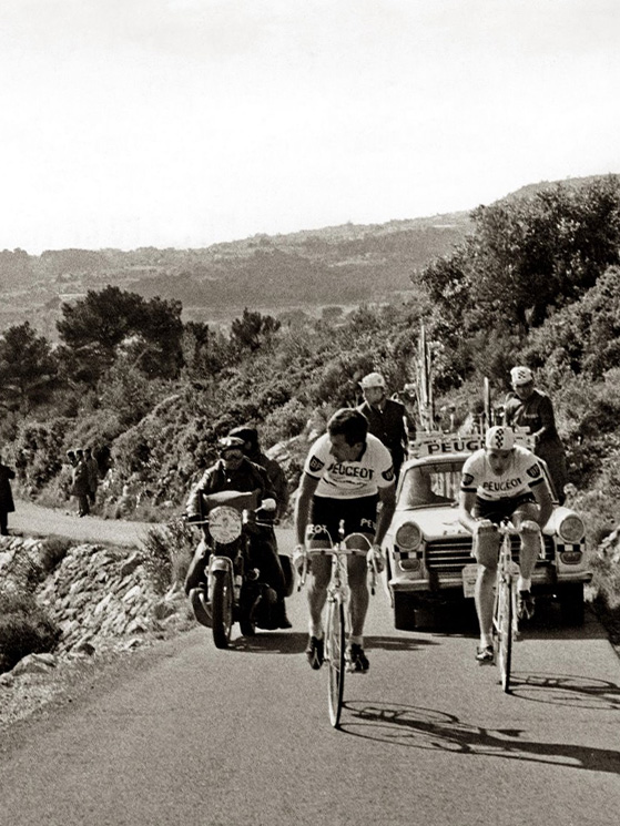Merckx insieme al compianto Tom Simpson, Parigi-Nizza 1967. Il belga ne vincerà 3 dal 1969 (foto Facebook)