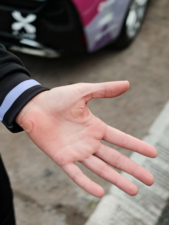 Negli ultimi settori di pavè Cristina ha fatto fatica a tenere le mani sul manubrio. Il traguardo è stato una liberazione