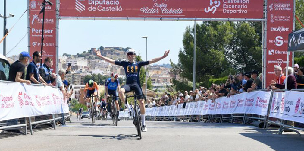 Lo sprint vittorioso dello spagnolo Aitor Martinex, con Viero ottimo secondo (foto organizzatori)