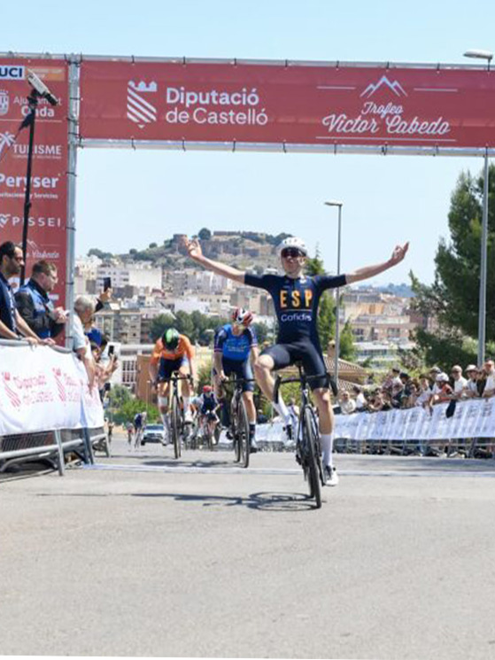 Lo sprint vittorioso dello spagnolo Aitor Martinex, con Viero ottimo secondo (foto organizzatori)