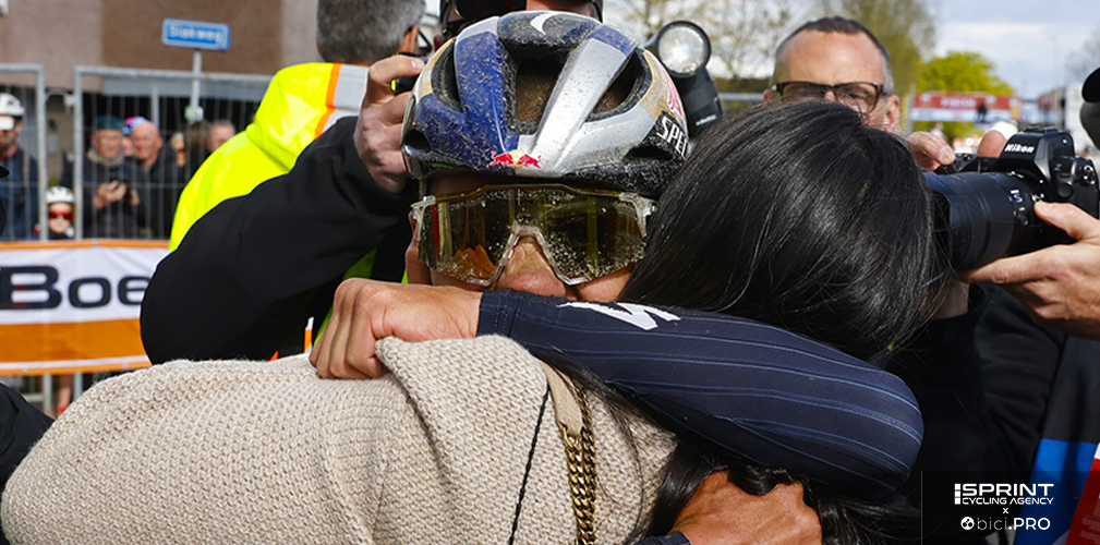 Dopo l'arrivo, Evenepoel ha trovato ad attenderlo sua moglie Oumi. L'Amstel è la prima grande vittoria da Parigi 2024