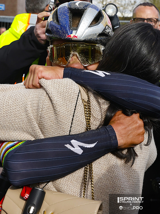Dopo l'arrivo, Evenepoel ha trovato ad attenderlo sua moglie Oumi. L'Amstel è la prima grande vittoria da Parigi 2024