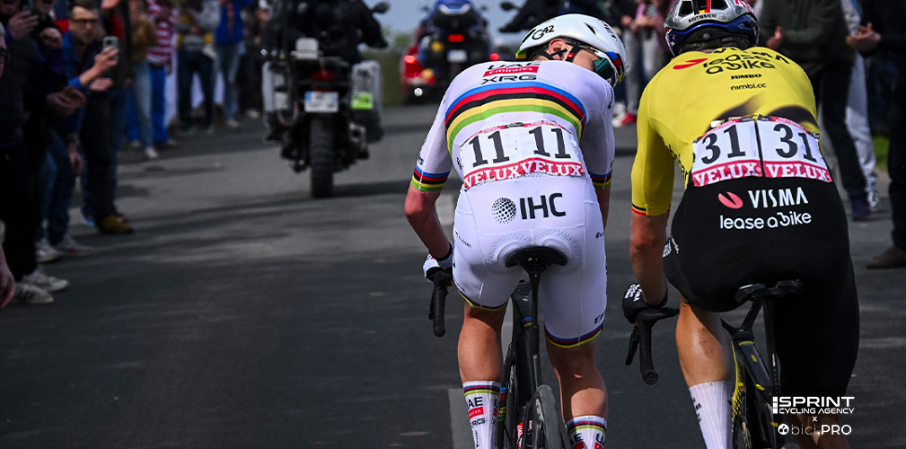 L'ultimo strappo, l'ultimo assalto di Pogacar. Van Aert resiste, e quando Tadej si volta per chiedergli un cambio, l'altro dice di no