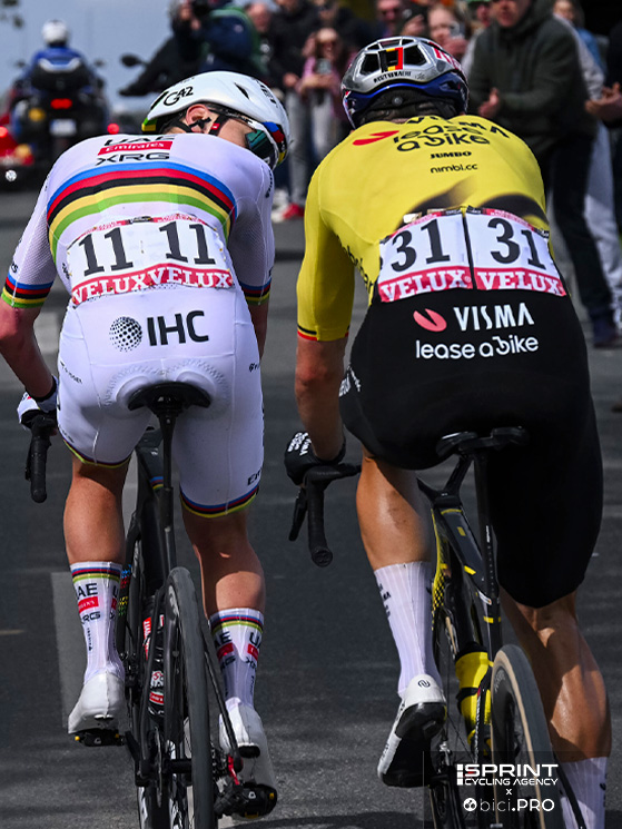 L'ultimo strappo, l'ultimo assalto di Pogacar. Van Aert resiste, e quando Tadej si volta per chiedergli un cambio, l'altro dice di no