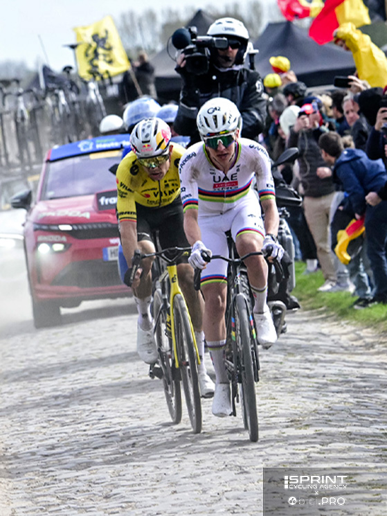 Nei tratti più difficili di pavé il vento era contrario: Van Aert è stato scaltro a nascondersi alla ruota di Pogacar