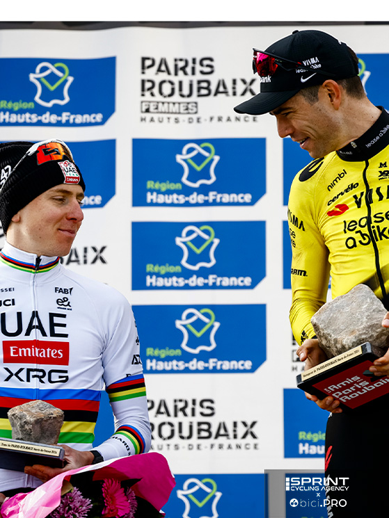 Pogacar ha vinto tutto, ma lo sguardo con cui osserva il trofeo di Van Aert fa capire quanto davvero ci tenga