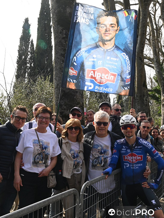 La popolarità di Busatto in Belgio ha portato alla nascita di un fans club, che qui lo ha seguito anche alla Strade Bianche