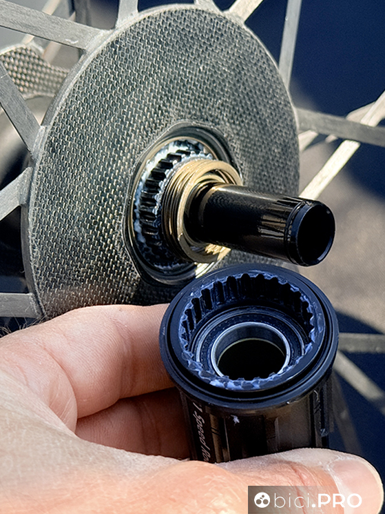 La prova a lungo termine delle ruote Cadex Max 50