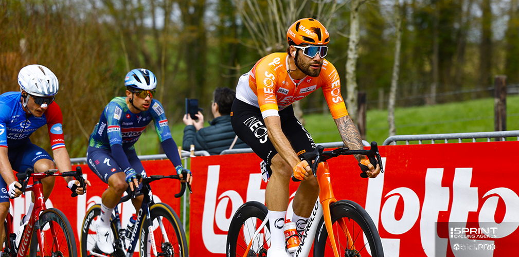 Rottura della ruota davanti e poi del manubrio, ma Ganna non si è perso d'animo