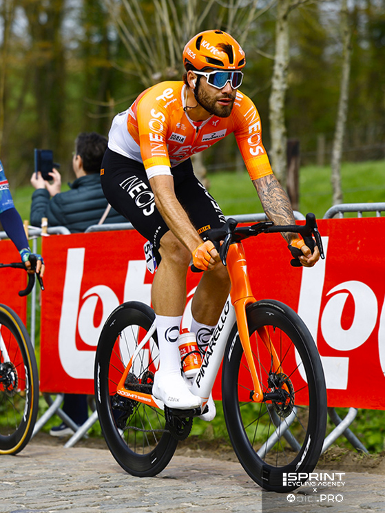 Rottura della ruota davanti e poi del manubrio, ma Ganna non si è perso d'animo