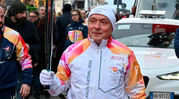 Mirco Gualdi porta la fiaccola olimpica di Milano Cortina, 17 gennaio 2026