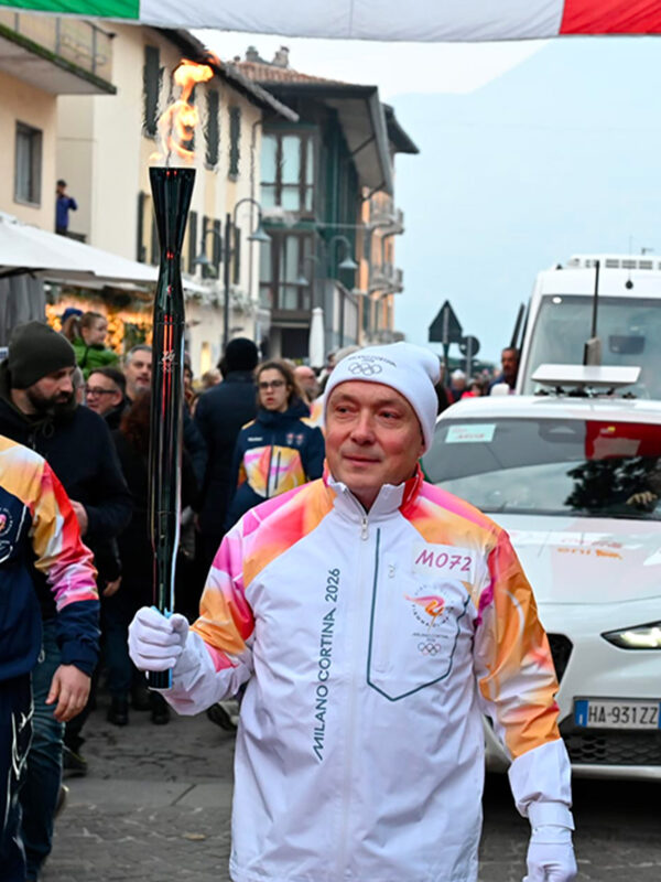 Mirco Gualdi porta la fiaccola olimpica di Milano Cortina, 17 gennaio 2026