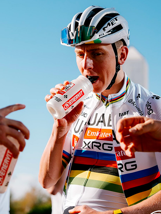 Gli stessi professionisti passano per una fase di allenamenti all'assunzione massiccia dei carboidrati (foto UAE Emirates)