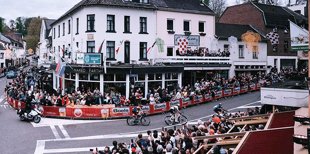 La curva che introduce sul Cauberg. Qui nei pub la gente si raduna sin dall'alba. E' un piccolo stadio del ciclismo. Anche Ulissi aveva i brividi